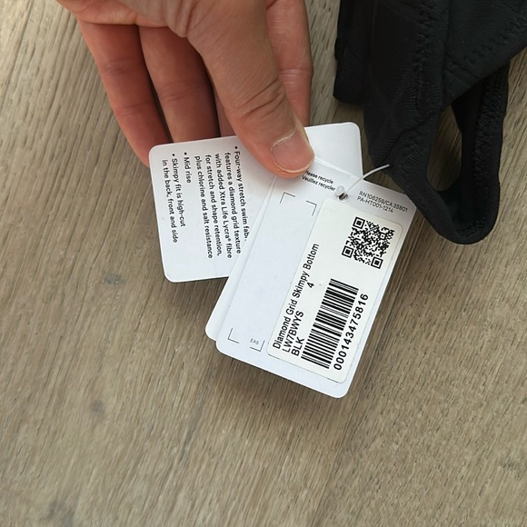 NWT Diamond grid skimpy bikini bottom size 4 black lululemon - Picture 2 of 14